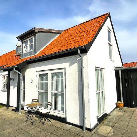 Byhus Centralt Pa Laeso Vesterø Havn Buitenkant foto